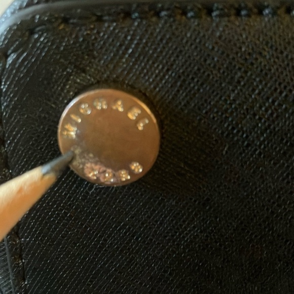 Michael Kors: Black Sheila Medium Faux Saffiano Leather Satchel- Gold Tone - Picture 9 of 15